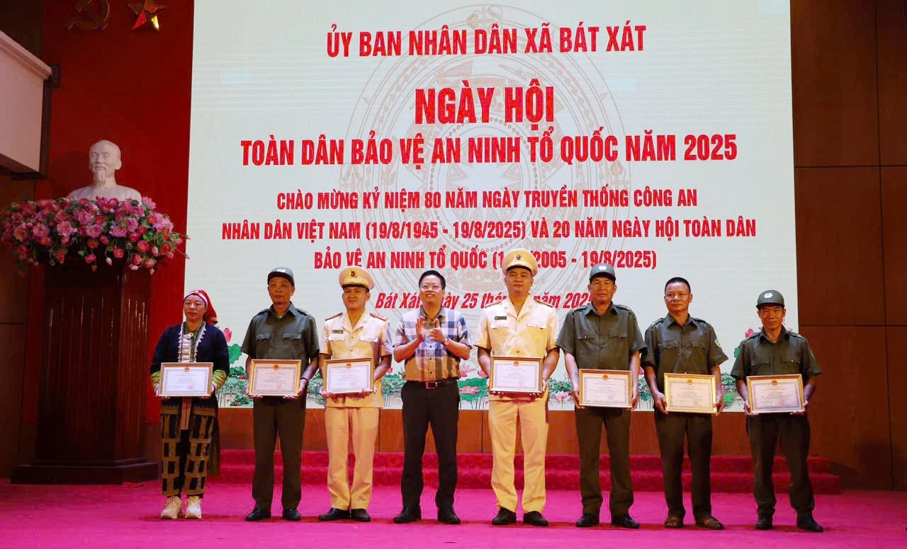 Khen thưởng các tập thể, cá nhân có thành tích xuất sắc.