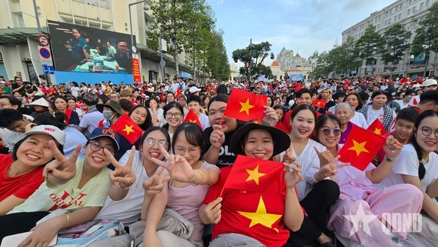 Người dân đến theo dõi buổi tổng duyệt.