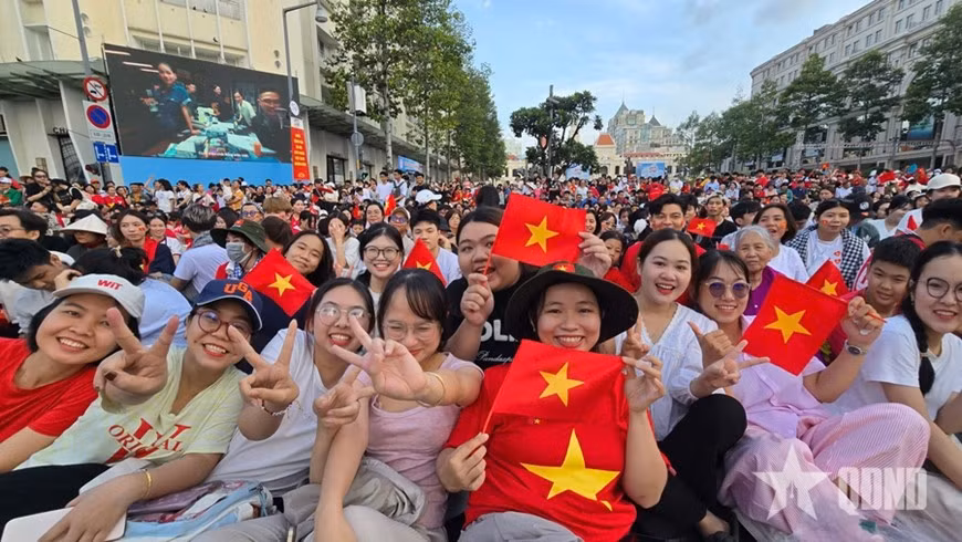 Người dân đến theo dõi buổi tổng duyệt.