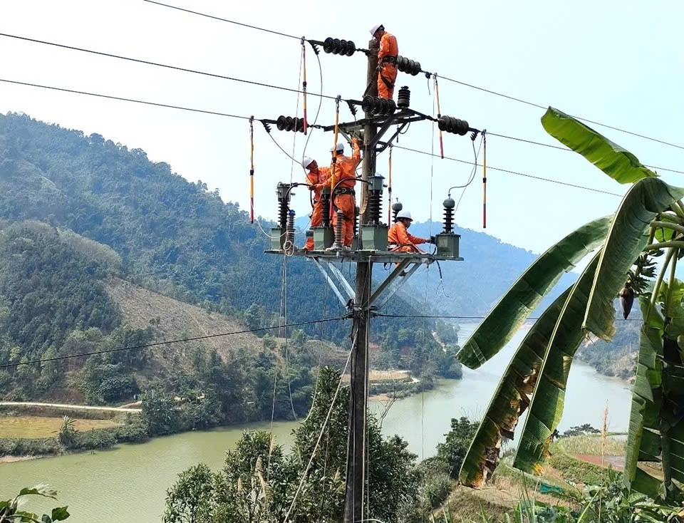 Công nhân Điện lực Bảo Thắng xử lý các khiếm khuyết trên lưới điện. z6668553033706-498886b0ca3be6cc59a4a304e0a7910b.jpg