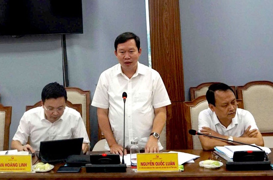 Lãnh đạo Sở Dân tộc và Tôn giáo phát biểu tại cuộc họp. lanh-dao-so-dan-toc-moi.jpg