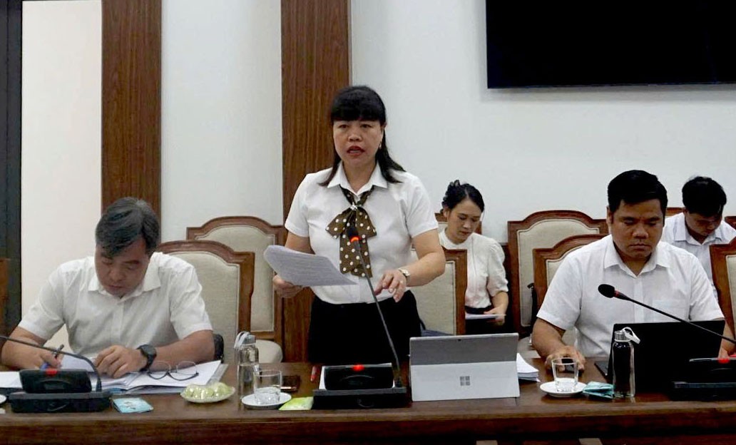 Lãnh đạo phường Trung Tâm trình bày dự thảo các văn kiện. lanh-dao-phuong-trung-tam-moi.jpg
