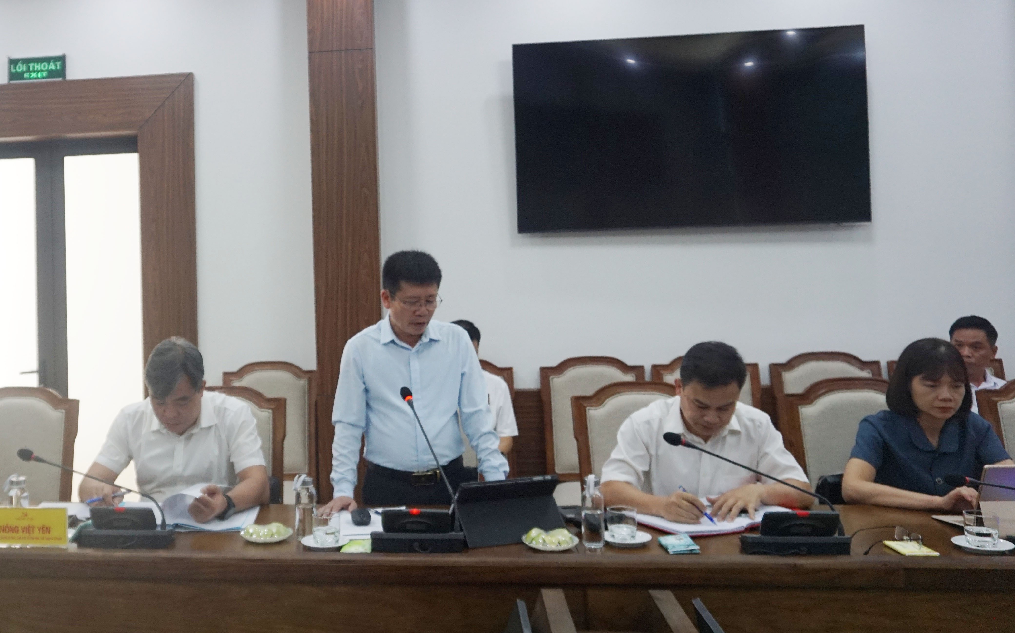 Lãnh đạo phường Cầu Thia trình bày dự thảo các văn kiện. lanh-dao-phuong-cau-thia-1.jpg