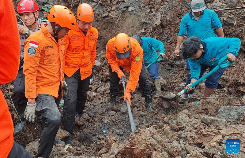Lực lượng cứu hộ đang tiến hành các hoạt động cứu hộ cứu nạn sau vụ lở đất xảy ra ở làng Ubung Kaja thuộc Denpasar, Bali, Indonesia. Lực lượng cứu hộ đang tiến hành các hoạt động cứu hộ cứu nạn sau vụ lở đất xảy ra ở làng Ubung Kaja thuộc Denpasar, Bali, Indonesia.