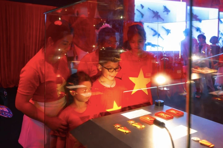 Nhiều bạn nhỏ chăm chú lưu giữ hình ảnh tư liệu quý tích luỹ thêm kiến thức về lịch sử dân tộc.