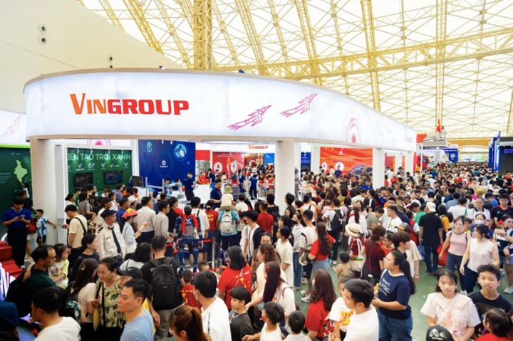 Không gian trưng bày của Vingroup khiến giới trẻ thích thú khi lần đầu tiên được tận mắt chứng kiến và tương tác với robot hình người.