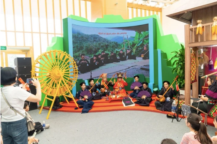 Tại mỗi gian triển lãm, du khách được thưởng thức các màn trình diễn nghệ thuật đặc trưng của các dân tộc, vùng miền.