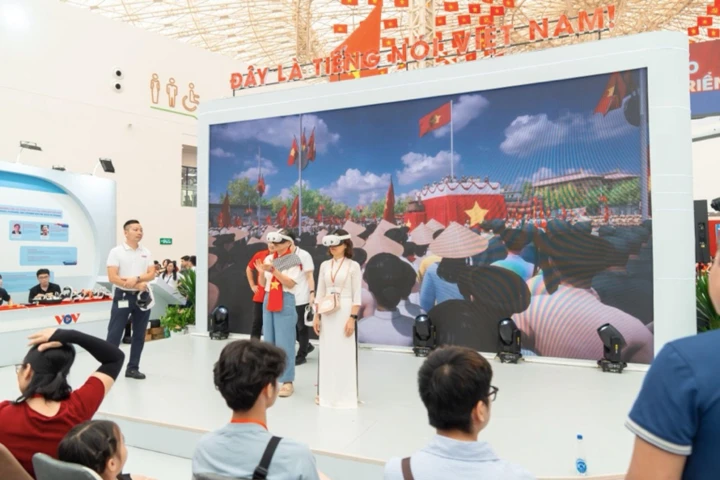 Các bạn trẻ trải nghiệm công nghệ AR/VR, tái hiện thời khắc lịch sử Bác Hồ đọc Bản Tuyên ngôn độc lập năm 1945.