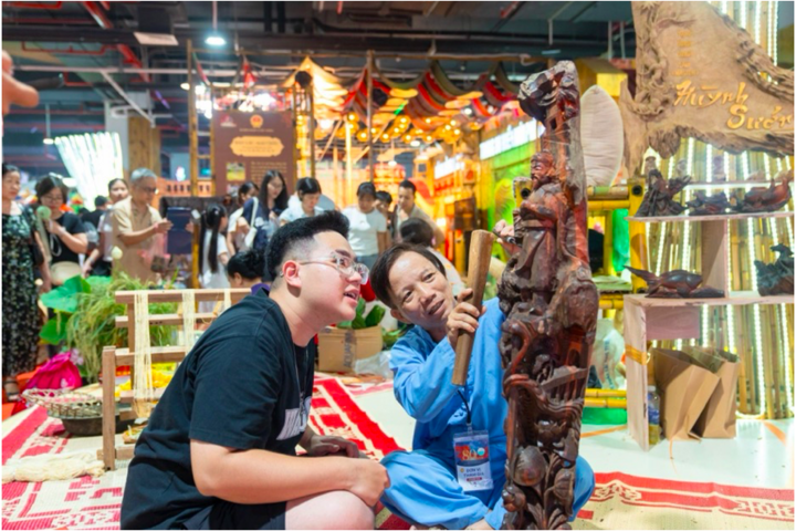 សិល្បករនាំមកនូវបទពិសោធន៍ដ៏មានតម្លៃ និងត្រូវបានបំផុសគំនិតដោយការចាប់អារម្មណ៍ និងការចង់ដឹងចង់ឃើញរបស់យុវជន។ Các nghệ nhân mang tới những kinh nghiệm quý báu và được truyền cảm hứng từ sự thích thú, tìm hiểu của các bạn trẻ.