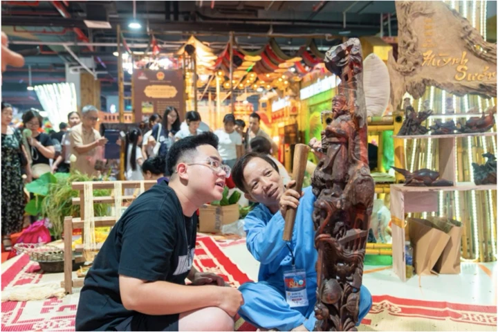 Các nghệ nhân mang tới những kinh nghiệm quý báu và được truyền cảm hứng từ sự thích thú, tìm hiểu của các bạn trẻ.