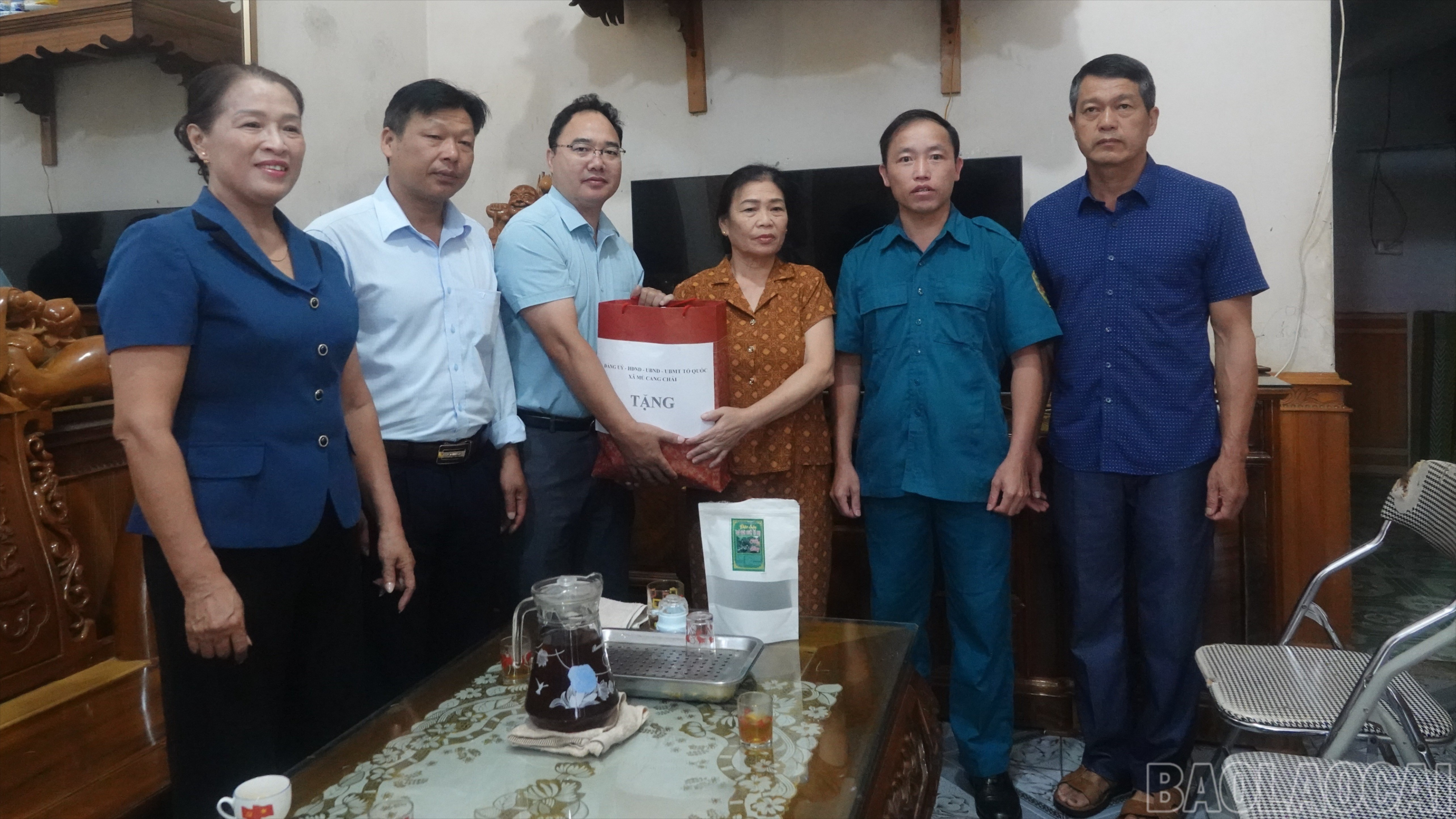 Lãnh đạo xã Mù Cang Chải thăm hỏi tặng quà gia đình người có công trên địa bàn. br-dsc08852.jpg
