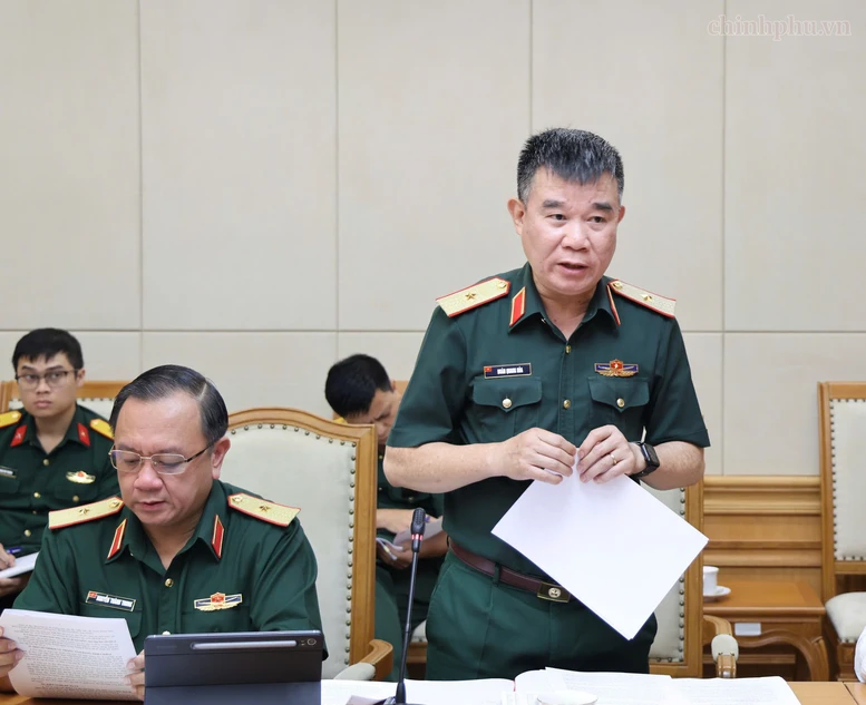 Thiếu tướng Đoàn Quang Hòa, Cục trưởng Cục Chính sách - Xã hội (Bộ Quốc phòng) báo cáo tại buổi làm việc.