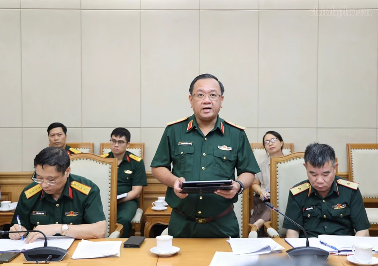 Thiếu tướng Nguyễn Thành Trung, Chính ủy Bộ Tư lệnh TPHCM báo cáo về kết quả công tác tìm kiếm, quy tập và xác định danh tính hài cốt liệt sĩ tại khu vực Công viên Lê Thị Riêng.