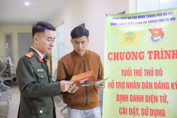 Lực lượng Công an toàn quốc đẩy mạnh tuyên truyền, cài đặt VNeID xây dựng công dân số.