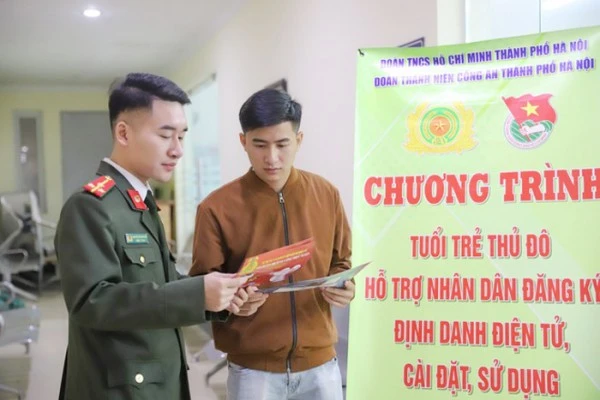 Lực lượng Công an toàn quốc đẩy mạnh tuyên truyền, cài đặt VNeID xây dựng công dân số.