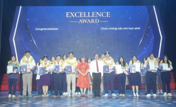 Lãnh đạo Sở GD&amp;ĐT TP Hồ Chí Minh và EMG Education trao chứng chỉ cho các em có điểm số cao.