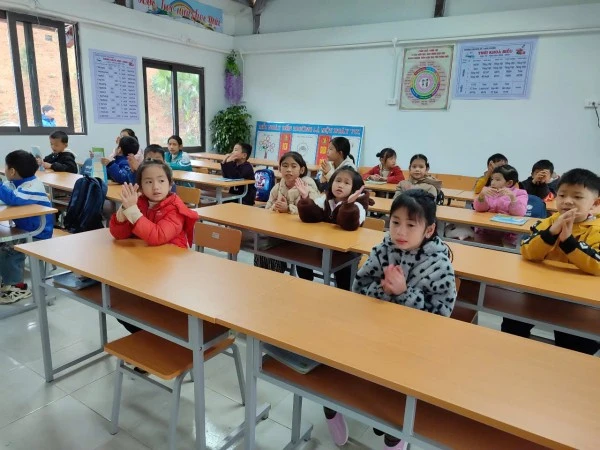 Học sinh làng Nủ hào hứng với điểm trường mới.