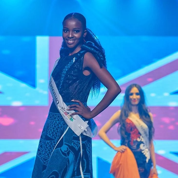 Các người đẹp Hoa hậu Di sản Toàn cầu trong phần thi trang phục dân tộc ở các mùa giải trước.