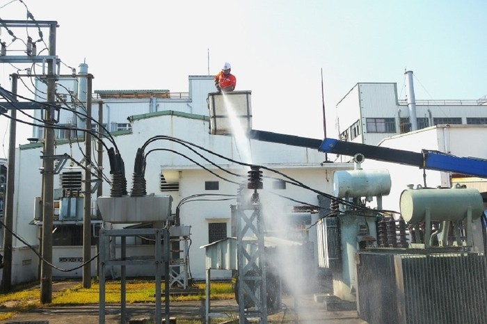 Vệ sinh thiết bị điện để đảm bảo cung cấp điện an toàn. Vệ sinh thiết bị điện để đảm bảo cung cấp điện an toàn.