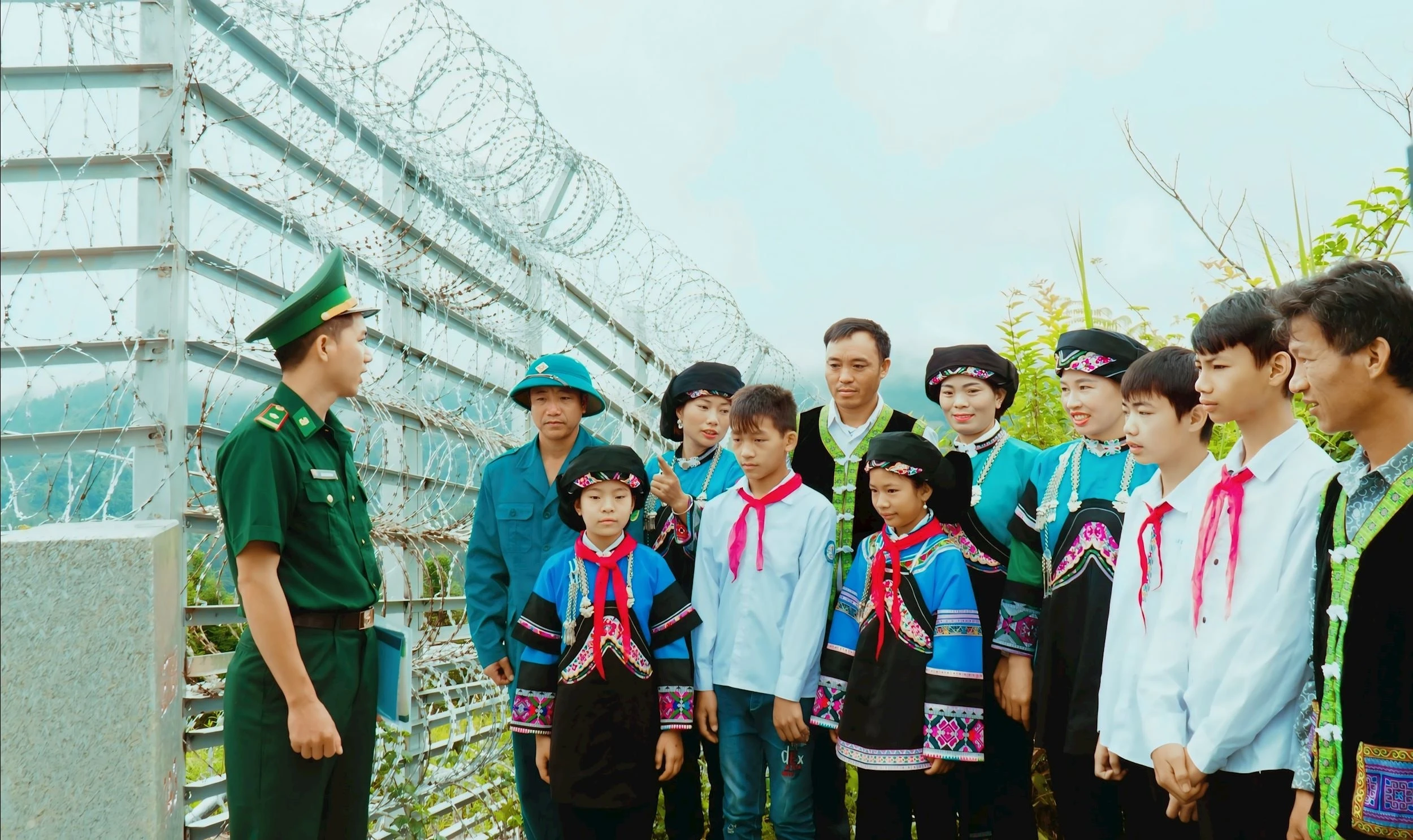 Bộ đội Biên phòng Lào Cai tuyên truyền, phổ biến các quy định pháp luật đến Nhân dân và học sinh trên địa bàn. Ảnh: Hữu Huỳnh