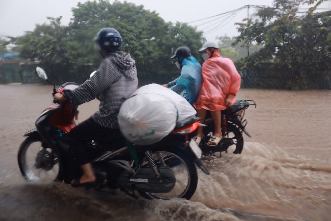 Vùng núi Bắc Bộ có thể đón mưa dông từ chiều tối và đêm nay, cục bộ có mưa to.