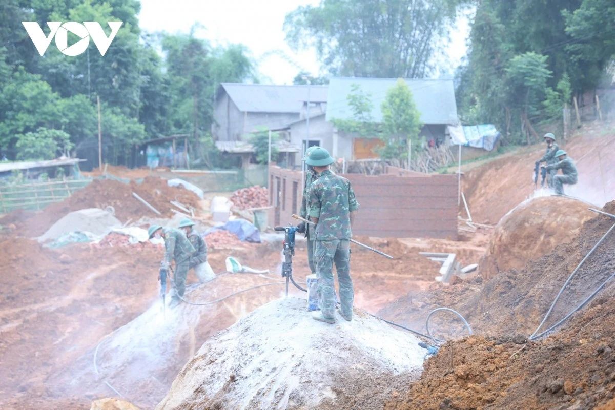 Quá trình san tạo mặt bằng phải khoan phá rất nhiều khối đá lớn.