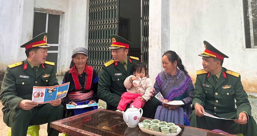 “Tổ tuyên truyền song ngữ tiếng Việt - tiếng dân tộc” tuyên truyền tại thôn Tùng Sáng, xã A Mú Sung, tỉnh Lào Cai.