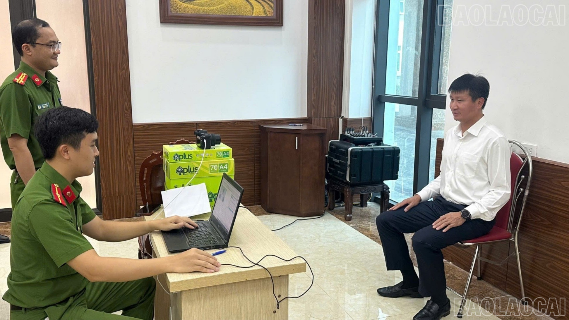 Đồng chí Trần Huy Tuấn, Phó Bí thư Tỉnh ủy, Chủ tịch UBND tỉnh Lào Cai làm hồ sơ cấp đổi Thẻ đảng viên. baolaocai-tr-2-8321.jpg