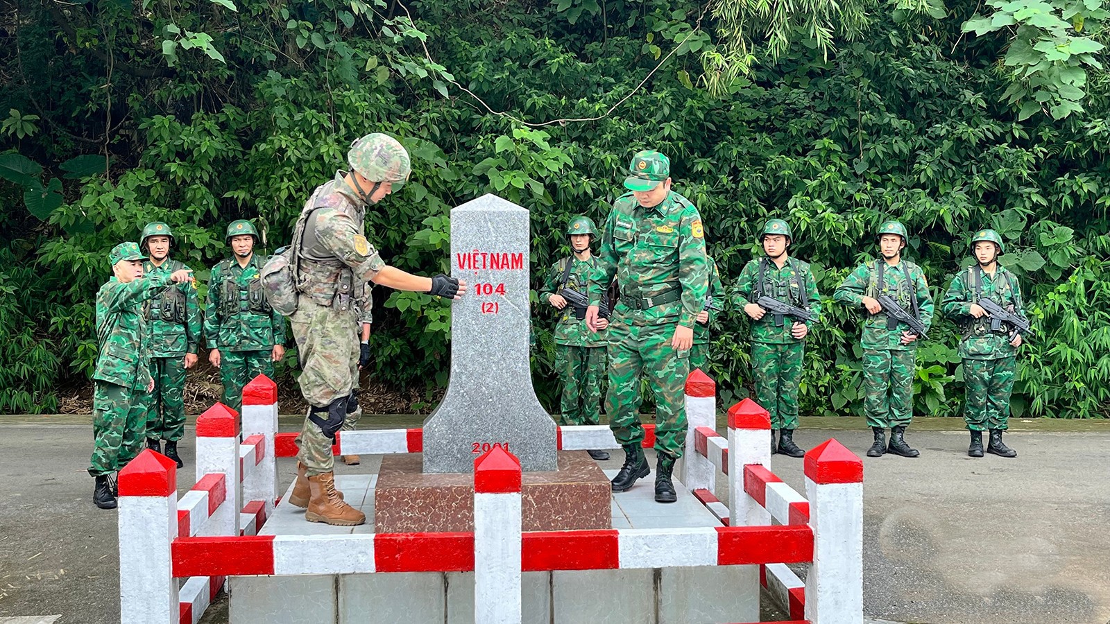 Đội tuần tra song phương của Bộ đội Biên phòng Lào Cai (Việt Nam) và Trạm hội ngộ hội đàm Hà Khẩu, Bộ đội Biên phòng khu Mông Tự, Quân giải phóng nhân dân Trung Quốc kiểm tra cột mốc 104. 1e16b6db-622c-4355-9029-52cadad228fe.jpg