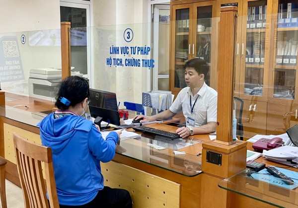 Người dân làm thủ tục hành chính tại bộ phận một cửa. Người dân làm thủ tục hành chính tại bộ phận một cửa.