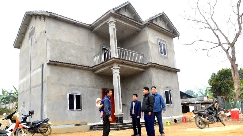 Ông Lừu Sín Mìn, 57 tuổi, dân tộc Thu Lao bên ngôi nhà mới xây khang trang, bền chắc thay thế ngôi nhà cũ bằng đất, ở Đội 2, xã Nàn Sán.