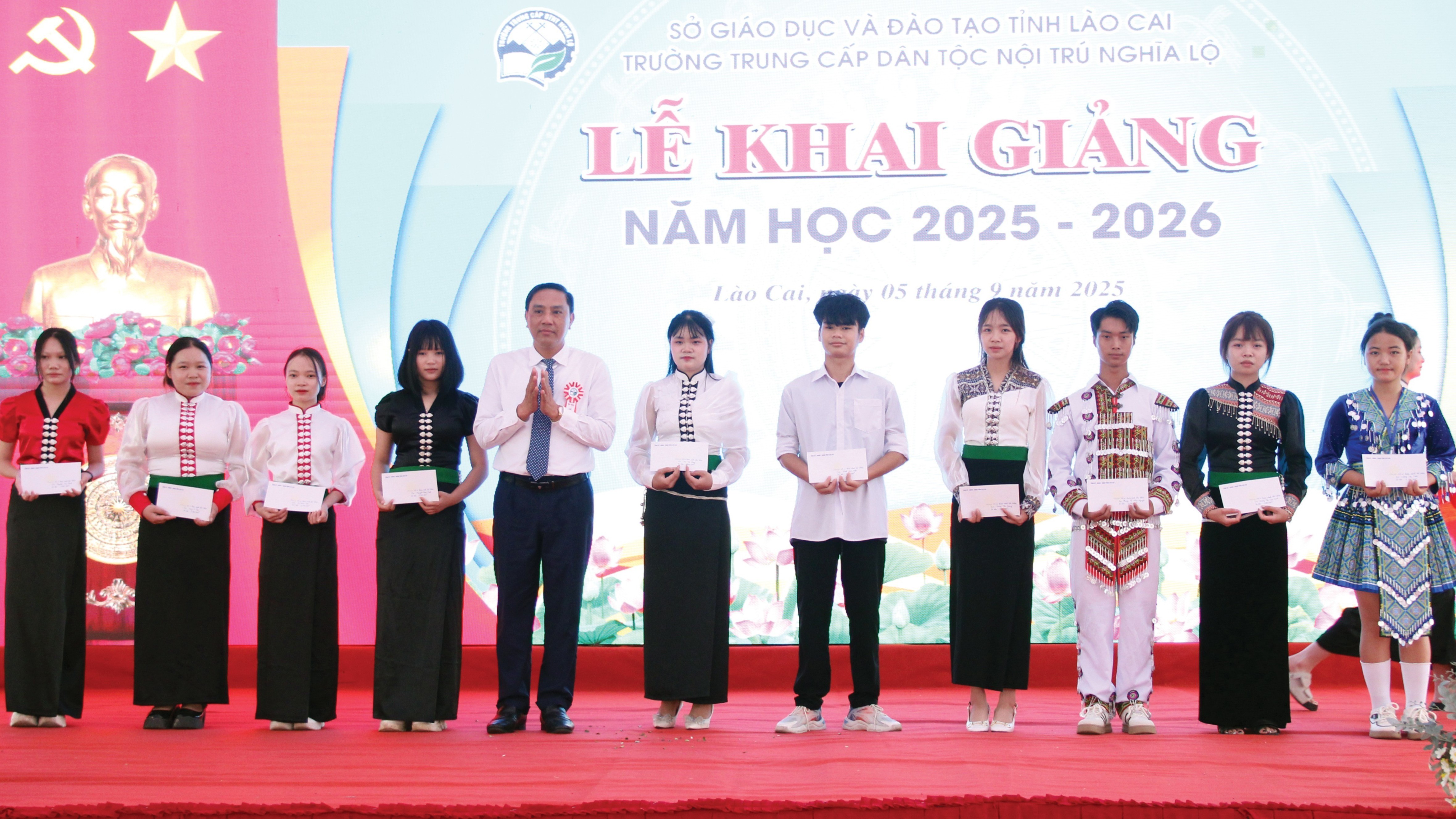 Đồng chí Phó Bí thư Thường trực Tỉnh ủy Hoàng Giang tặng hoa chúc mừng nhà trường và trao 10 suất quà cho học sinh có hoàn cảnh khó khăn. 4-9951.jpg