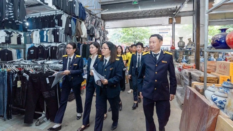 Cơ quan thuế tăng cường tuyên truyền, hỗ trợ hộ kinh doanh tại các chợ truyền thống trong lộ trình thực hiện chính sách thuế mới.