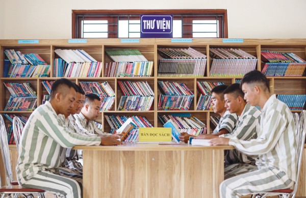 Các phạm nhân đọc sách trong Trại giam Thanh Xuân. Các phạm nhân đọc sách trong Trại giam Thanh Xuân.