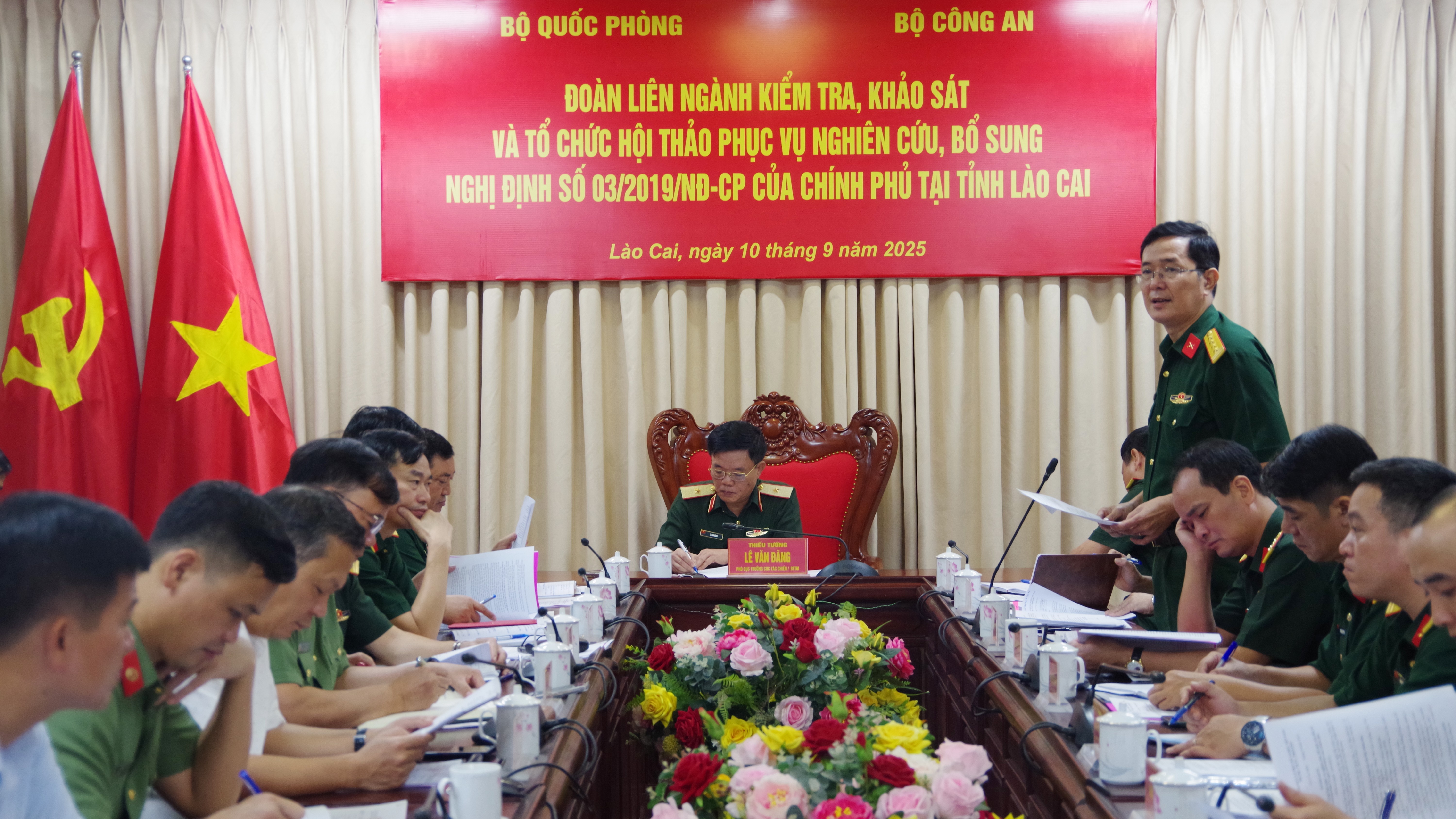 Quang cảnh buổi kiểm tra. 2-dong-chi-dai-ta-le-van-dinh-pho-truong-phong-chien-truong-cuc-tac-chien-bo-tong-tham-muu-phat-bieu-tai-hoi-nghi.jpg
