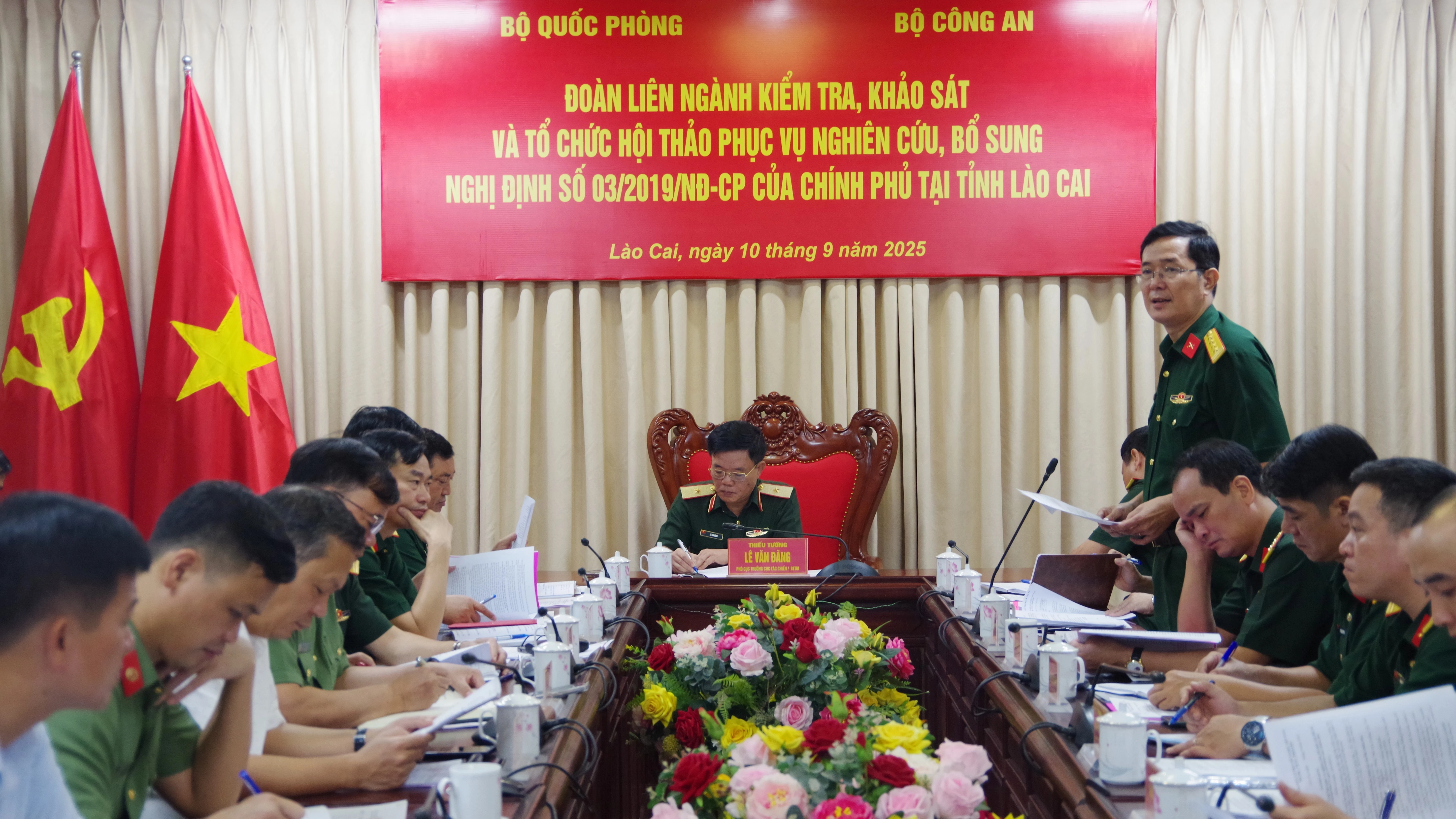 2-dong-chi-dai-ta-le-van-dinh-pho-truong-phong-chien-truong-cuc-tac-chien-bo-tong-tham-muu-phat-bieu-tai-hoi-nghi.jpg