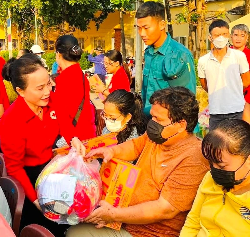 Bà Nguyễn Thị Lệ Trinh, Chủ tịch Hội CTĐ tỉnh, trao tặng quà cho đối tượng người khiếm thị trong một hoạt động của phong trào “Tết nhân ái” dịp Tết Nguyên đán 2024