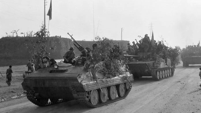 Lực lượng tăng - thiết giáp của cánh quân phía đông bắc quân giải phóng vượt xa lộ Biên Hòa, phát triển đánh thẳng về Sài Gòn sau khi tấn công tiêu diệt tập đoàn phòng ngự Biên Hòa.