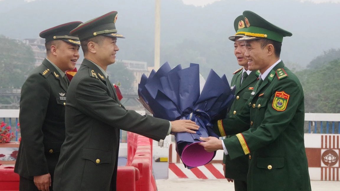 trung-ta-truong-hong-phong-truong-doan-dai-bieu-viet-nam-don-don-thieu-ta-truong-ly-ham-truong-doan-dai-bieu-phia-trung-quoc-sang-tham-du-buoi-hoidam-tai-vach-phan-dinh-duong-bien-gioi.jpg