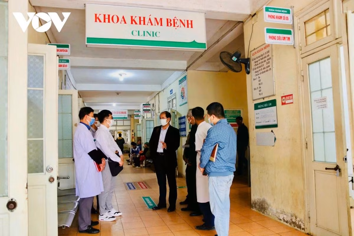 Đoàn công tác của Sở Y tế Lào Cai giám sát dịch sởi tại Bắc Hà.