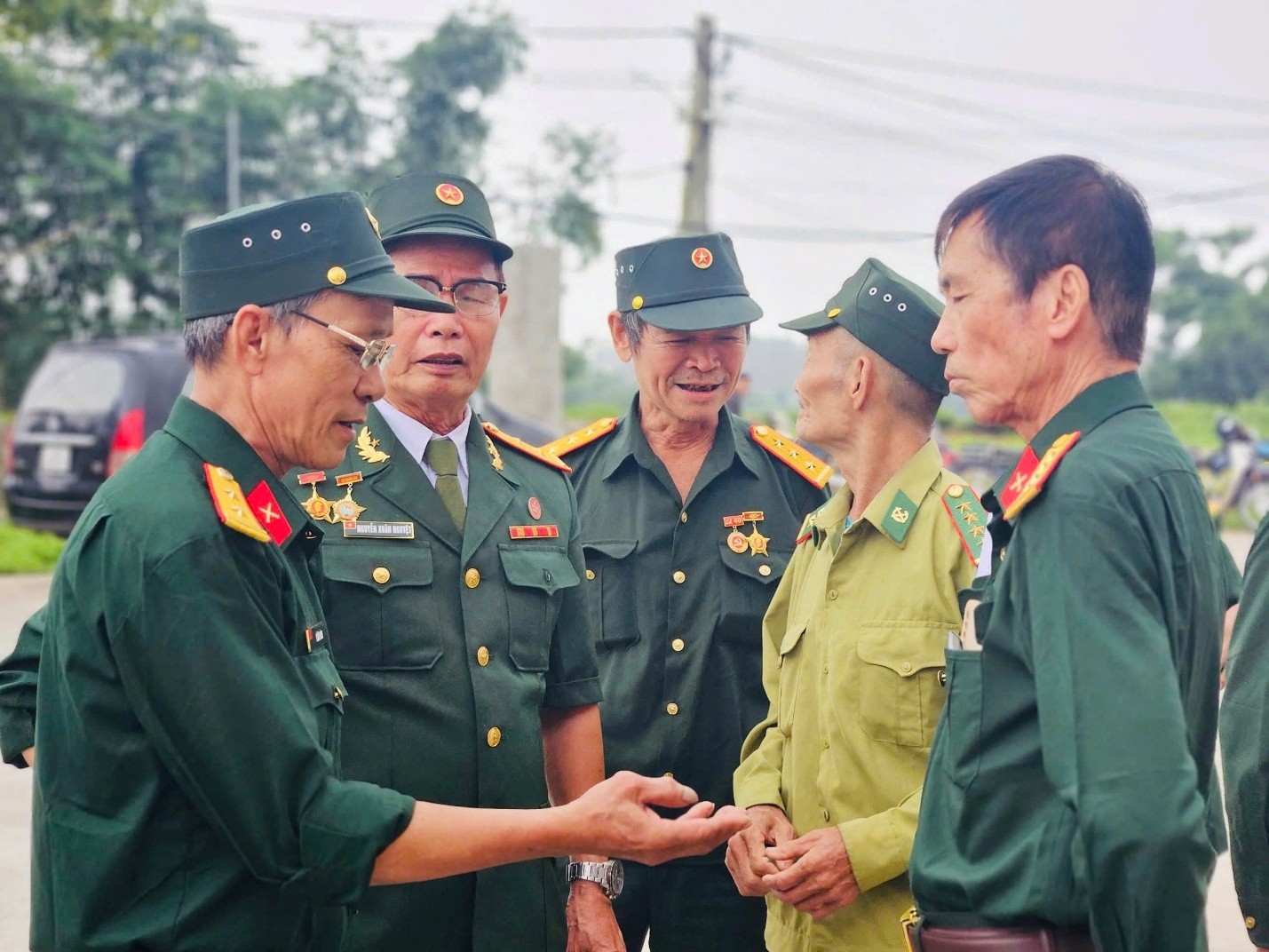 Những cựu chiến binh Trung đoàn 121 kể về những năm tháng chiến đấu kiên cường tại biên giới phía Tây Bắc. Những cựu chiến binh Trung đoàn 121 kể về những năm tháng chiến đấu kiên cường tại biên giới phía Tây Bắc.