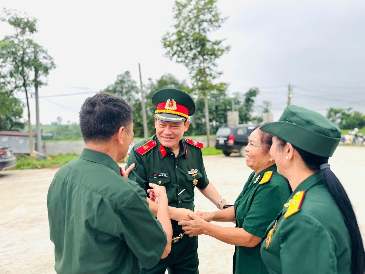 Những cựu chiến binh Trung đoàn 121 tay bắt mặt mừng sau ngày gặp lại. Những cựu chiến binh Trung đoàn 121 tay bắt mặt mừng sau ngày gặp lại.