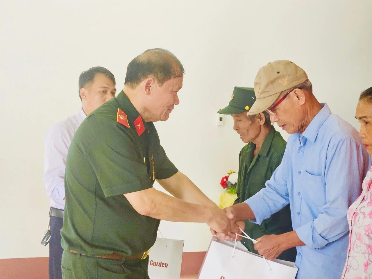 Hoạt động trao quà, tri ân các gia đình liệt sĩ và các thương bệnh binh là hoạt động thường niên của Ban Liên lạc Hội cựu chiến binh Trung đoàn 121.