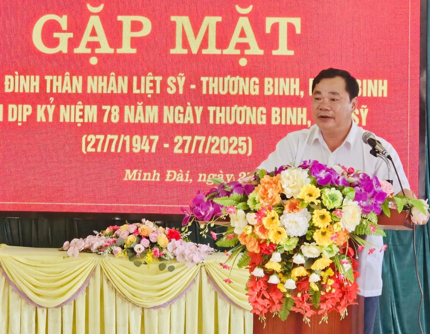 Ông Hoàng Anh Nghĩa, Chủ tịch UBND xã Minh Đài ghi nhận những đóng góp của các cựu chiến binh Trung đoàn 121.