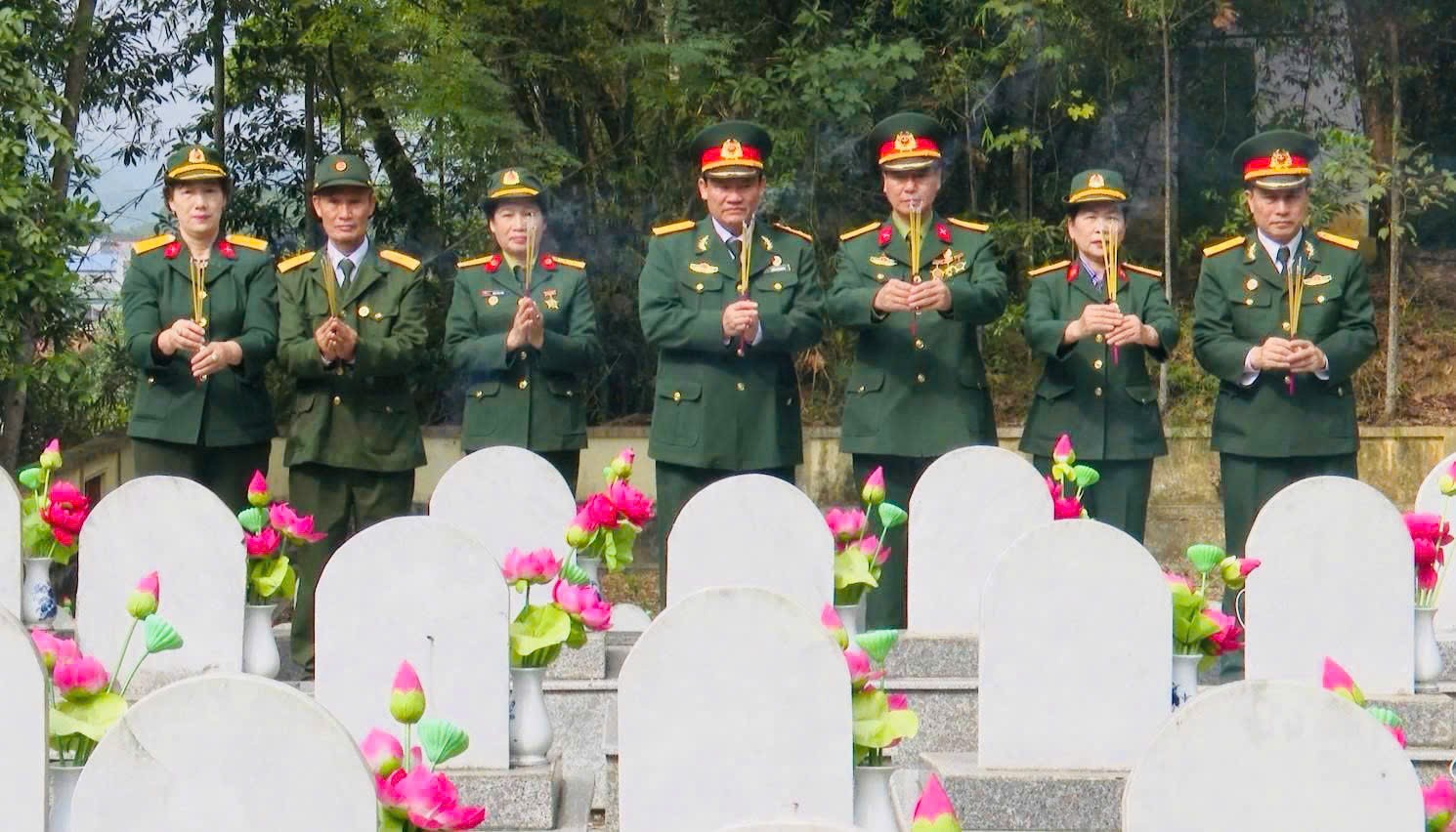 Ban Liên lạc Hội cựu chiến binh Trung đoàn 121 đến thắp hương tri ân các đồng đội đã ngã xuống vì độc lập tự do của Tổ quốc. Ban Liên lạc Hội cựu chiến binh Trung đoàn 121 đến thắp hương tri ân các đồng đội đã ngã xuống vì độc lập tự do của Tổ quốc.
