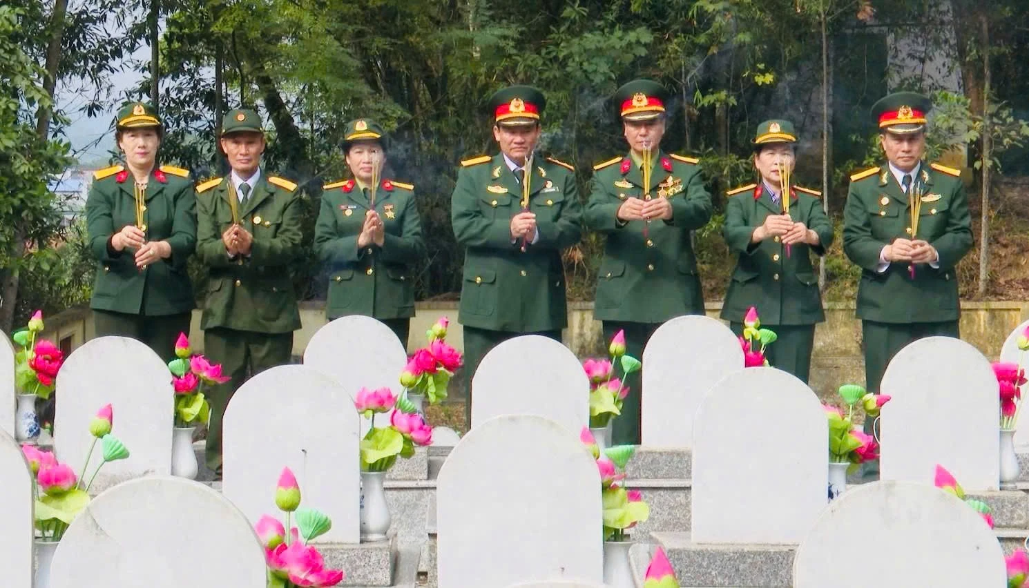 Ban Liên lạc Hội cựu chiến binh Trung đoàn 121 đến thắp hương tri ân các đồng đội đã ngã xuống vì độc lập tự do của Tổ quốc.