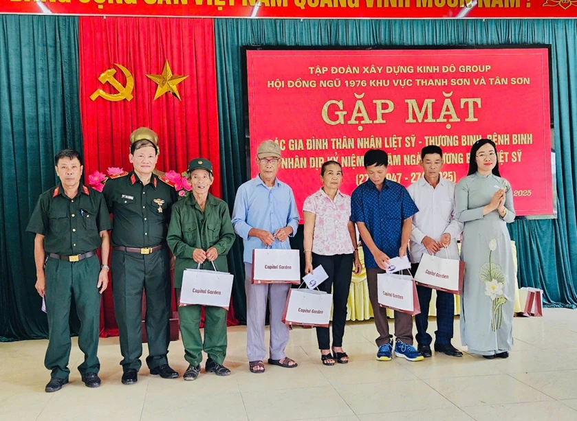 Bà Cù Thị Thu Hằng (ngoài cùng bên phải), Phó Chủ tịch UBND xã Minh Đài và ông Trần Đức Minh, Chủ tịch Kinh Đô TCI Group trao quà cho các cựu chiến binh và thân nhân gia đình liệt sĩ.