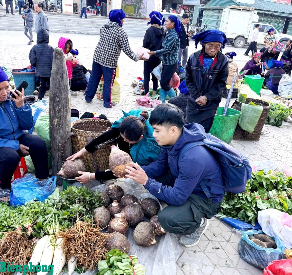 Sau khi chinh phục đỉnh Lảo Thẩn, du khách hòa mình vào nét đẹp văn hóa của chợ phiên Y Tý. Sau khi chinh phục đỉnh Lảo Thẩn, du khách hòa mình vào nét đẹp văn hóa của chợ phiên Y Tý.