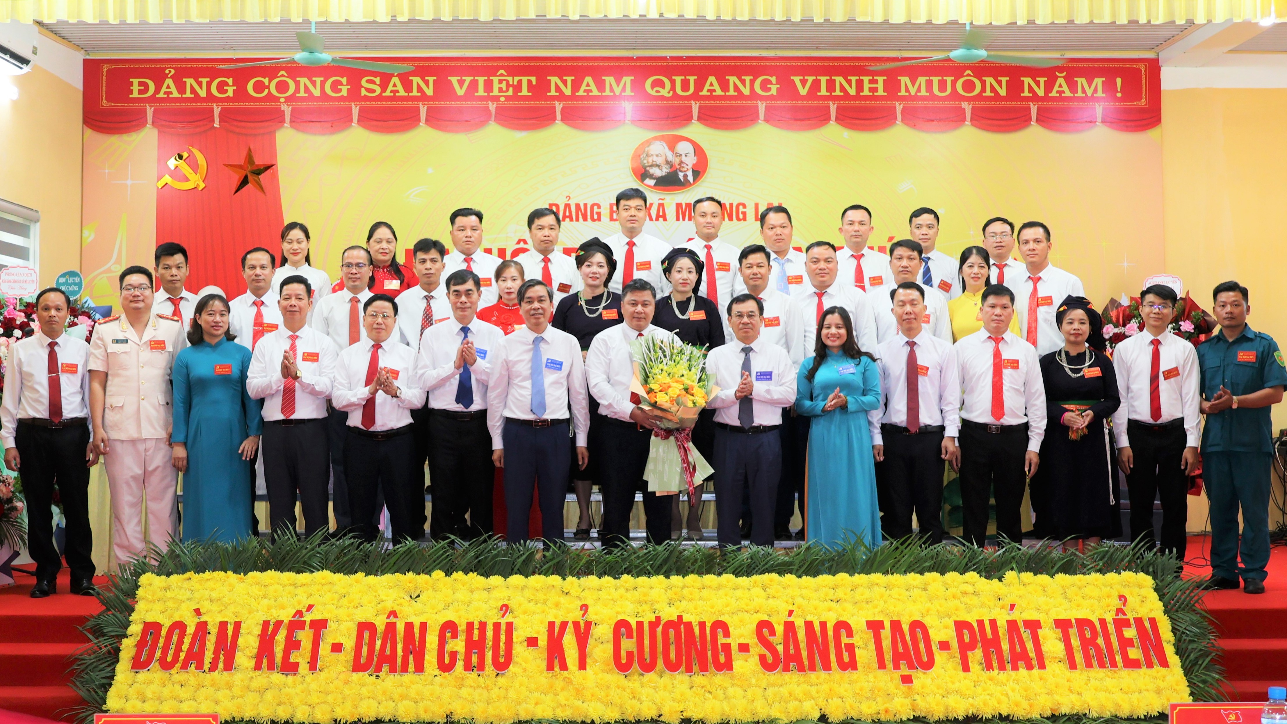Đồng chí Trưởng Ban Tổ chức Tỉnh ủy tặng hoa chúc mừng Ban Chấp hành Đảng bộ xã Mường Lai. ban-chap-hanh-dang-bo-xa-muong-lai-lan-thu-i-nhiem-ky-2025-2030-ra-mat-dai-hoi.jpg