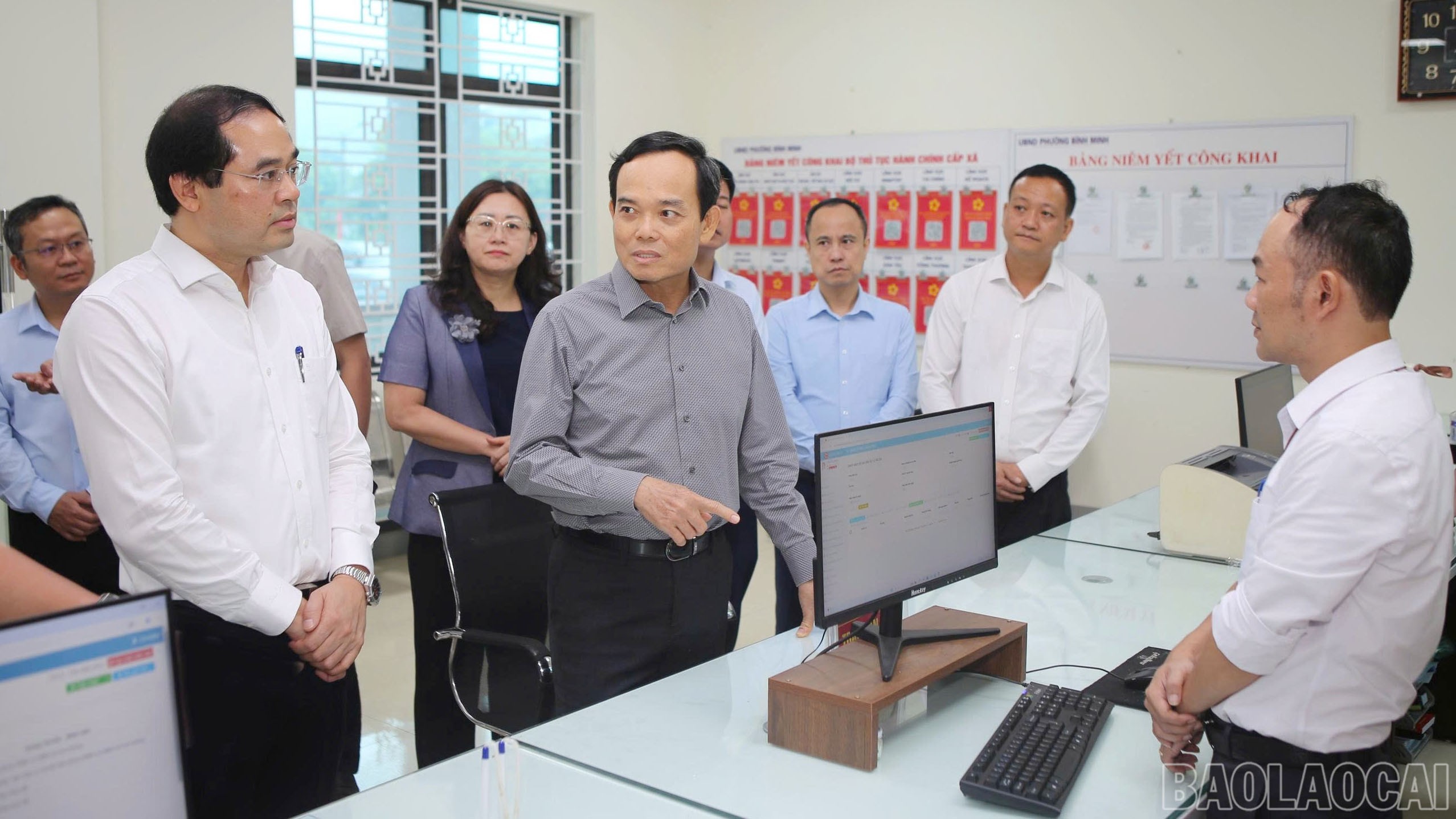 Đồng chí Trần Lưu Quang thăm hỏi cán bộ bộ phận tiếp nhận, trả kết quả và người dân phường Cam Đường. z6736508606383-acca569542c5b57aa1411200d378a0bc-2008.jpg